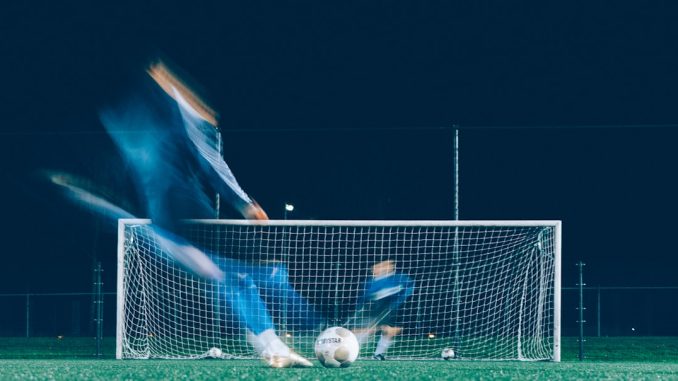 Porträtt av en framstående kvinnlig tränare inom svensk fotboll illustration
